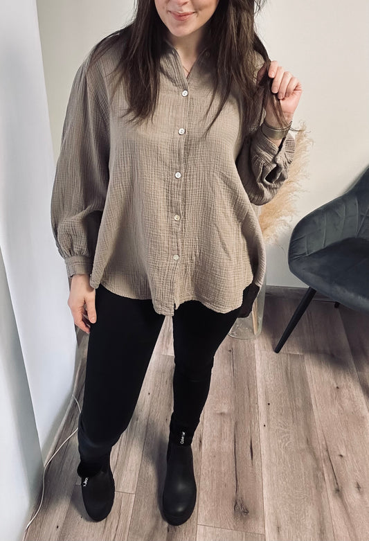 MUSSELINBLUSE KURZ IN TAUPE