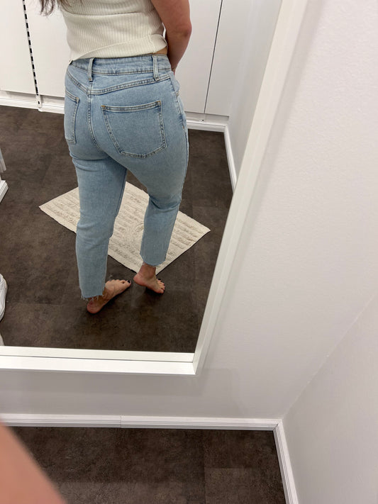 MOM JEANS MIT KLEINEN SCHLEIFEN