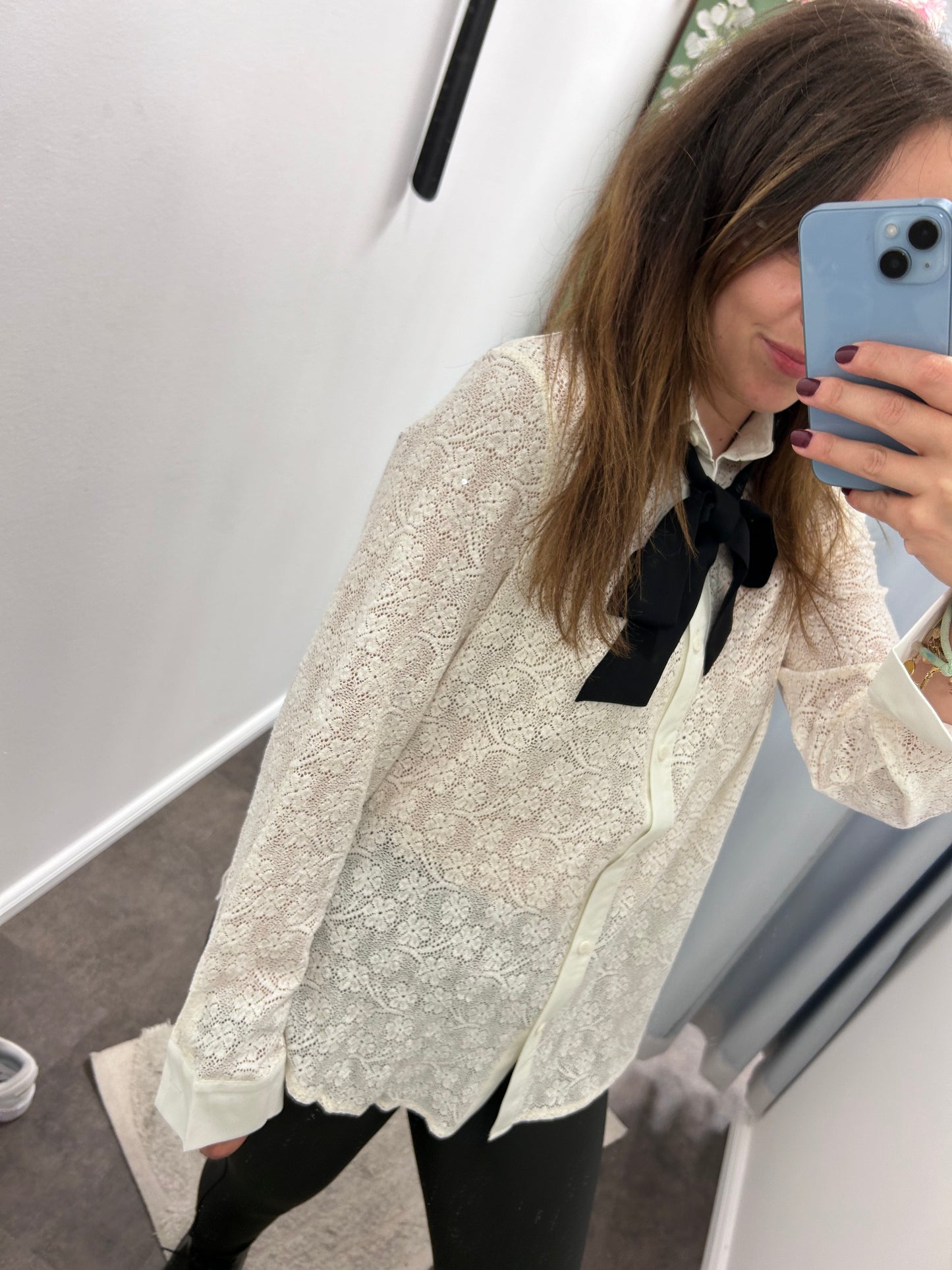 BLUSE MIT SCHLEIFE UND PAILETTEN