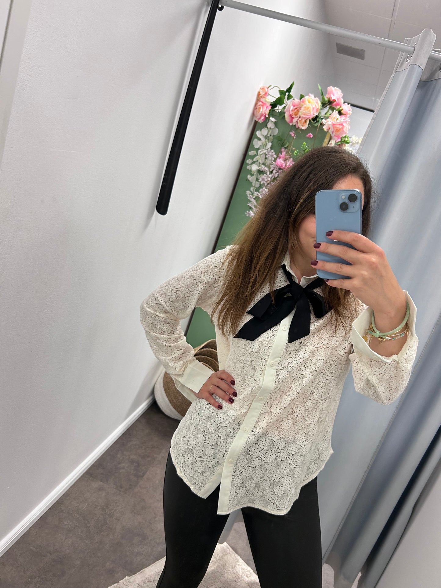 BLUSE MIT SCHLEIFE UND PAILETTEN